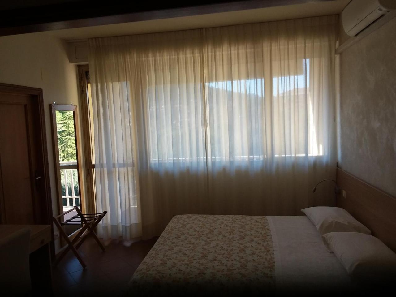 Albergo Nyers Перуджа Экстерьер фото